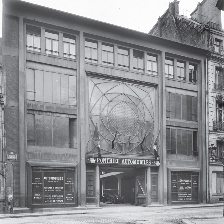 Ponthieu-Automobiles La façade vers 1907 | Au dernier étage, les fenêtres de l'appartement du directeur de l'établissement Constructeurs : Perret Frères © Ph. Charles Lansiaux. Département Histoire de l'architecture et archéologie de Paris. Roger-Viollet