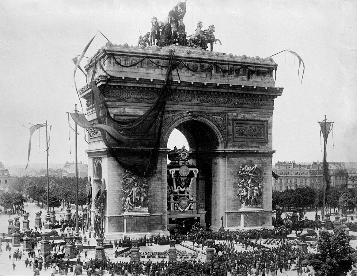 Funérailles nationales de Victor Hugo et catafalque sous l'Arc de Triomphe, 31 mai 1885. © Roger-Viollet