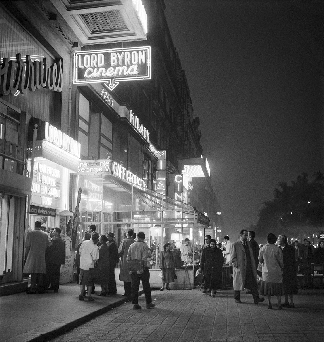 L'avenue des Champs-Elysées, 1956 © Janine Niecpe / Roger-Viollet